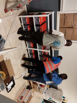 installation des batteries solaires